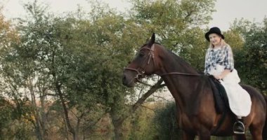 Bebek ilk kez ata biniyor.