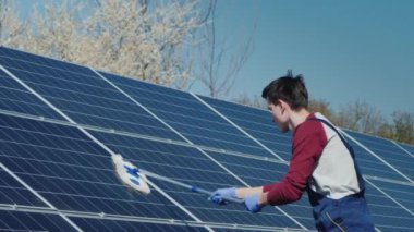 İnsan 'ın yan görünüşü güneş panellerini ev elektrik santralinde yıkıyor