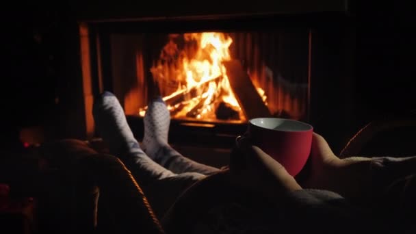 Şöminenin yanında bir fincan çayla rahatla. Tüm sorunlardan kış kaçışı — Stok video