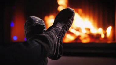 Çoraplar şöminenin yanında, ateşin yandığı yerde. Ateşin yanında akşam