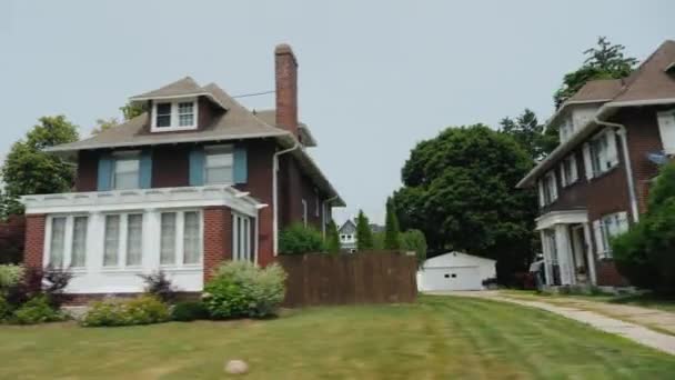 Arquitectura típica de las casas de campo y suburbios americanos. Conduzca por el vecindario americano — Vídeo de stock