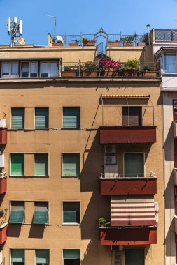 Roma, İtalya 'da güneşli bir günde balkonları, bitkileri ve çatı terası olan bir ev. Yüksek kalite fotoğraf