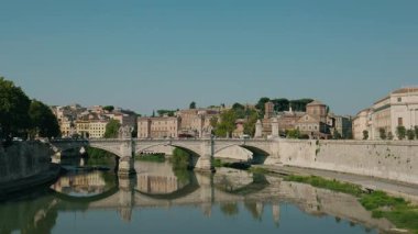 Roma 'daki Tiber Nehri üzerindeki Ponte Vittorio Emanuele II köprüsünün manzarası. Yüksek kalite 4k görüntü