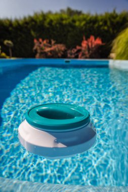 Etkili havuz temizliği ve bakımı için açık havuzda yüzen klor dağıtıcısı. Yüksek kalite fotoğraf