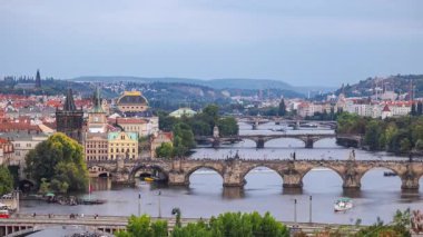 Prag şehrinin zaman çizelgesi, gün ışığı geceye karışırken Charles Köprüsü ve gece ışıklarıyla parlayan tarihi ufuk çizgisi. Yüksek kalite 4k görüntü
