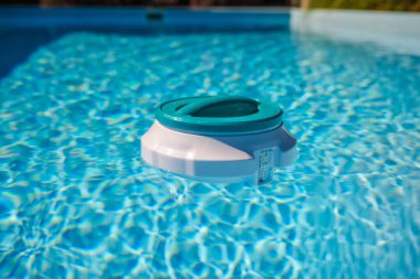 Havuz suyunda termometre ile yüzen klor makinesi etkili bir dezenfeksiyon sağlar ve yüzme havuzu hijyeninin bakımını sağlar. Yüksek kalite fotoğraf