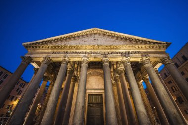 Roma 'daki Pantheon, büyük sütunları ve derin mavi gökyüzüne karşı yazılmış antik yazılarıyla geceleyin aydınlandı. Yüksek kalite fotoğraf