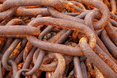 Bir closeup büyük bağlantı eski paslı bir yığın çapa zincirleri gemi