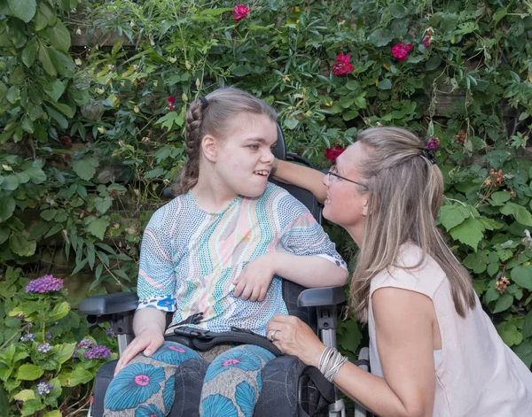 自主的な介護福祉士を気遣われて車椅子で障害児. — ストック写真