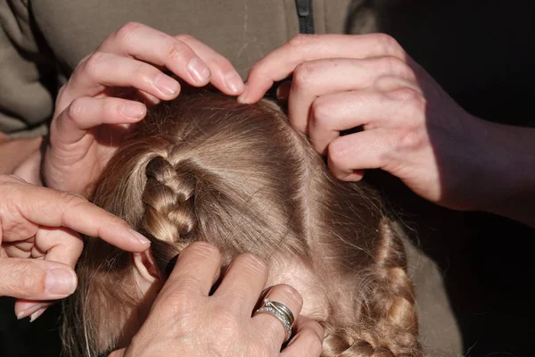 Vérification des cheveux d'une jeune fille pour les poux de tête — Photo