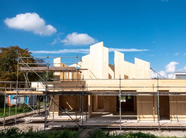 Yeni bir ev bina yeni bir yol.