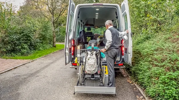 Un taxi en fauteuil roulant pour le transport des personnes handicapées . Photo De Stock