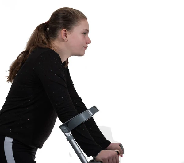 Jovem Usando Muletas Para Ajudar Andar Depois Sofrer Uma Lesão — Fotografia de Stock