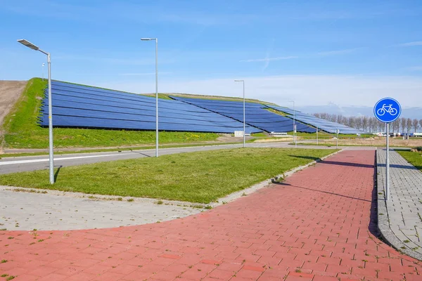 Un hilside lleno de paneles solares que proporcionan energía eléctrica limpia — Foto de Stock