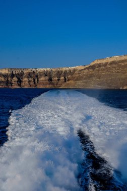 deniz ve Santorini Adası ve kayalık sahil için gemiden görüntüleyin