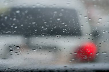 otomobilin ön cam üzerinde yağmur damlaları