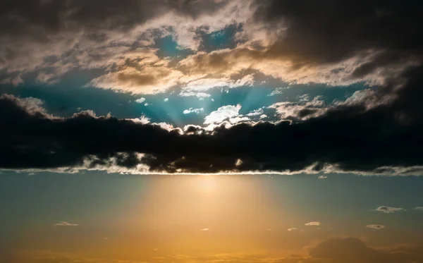 Yaz Aylarında Bulutlar Ile Güzel Gün Batımı — Stok fotoğraf
