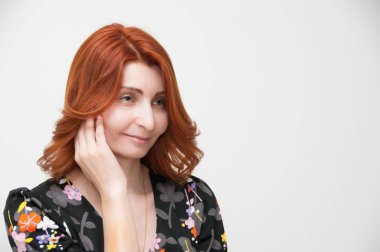 beyaz zemin üzerine kırmızı saçlı kız