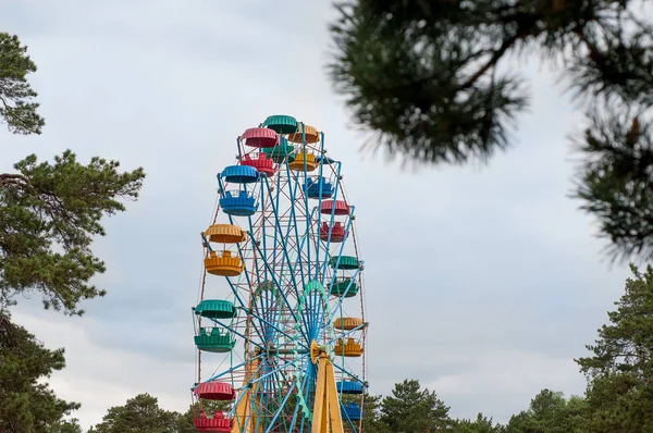 Yaz Aylarında Lunaparktaki Dönme Dolap — Stok fotoğraf