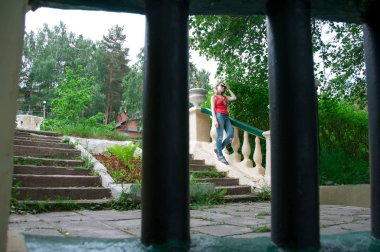 Doğa arka planda yaz genç sarışın kız