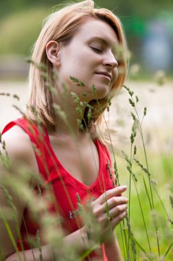 Doğa arka planda yaz yakın çekim Genç sarışın kız