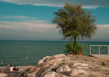 Erkek ve kadın parlak güneşli bir plaj