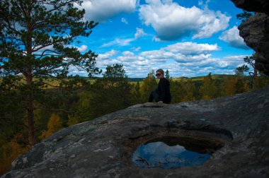 Turist kız ve Güney Urallar, Çelyabinsk, Rusya, güzel sonbahar doğa Arakul Shikhany