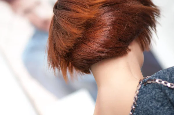 准确的几何形状短发的妇女在详细的红色头发 — 图库照片