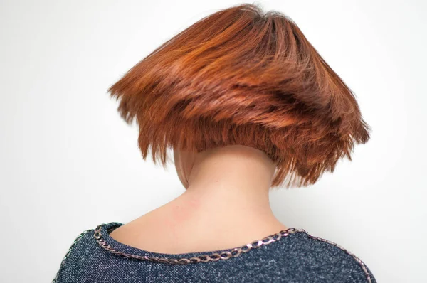 准确的几何形状短发的妇女在详细的红色头发 — 图库照片