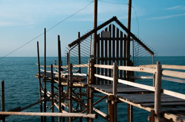 İskele stilts deniz sahilinde balıkçılar için