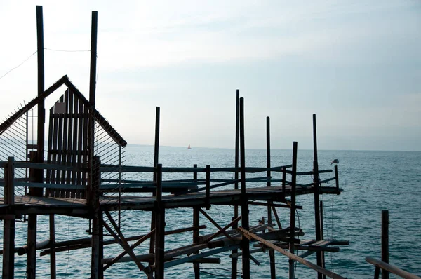 漁師の海の海岸で竹馬に乗って桟橋 — ストック写真