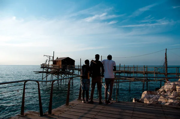 Drei Freunde Bewundern Die Landschaft Meer — Stockfoto