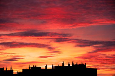 gökyüzü günbatımı pembe-mavi yakın çekim, şehrin üzerinde