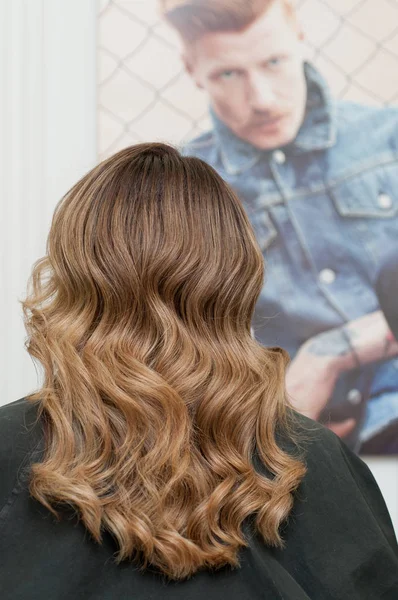 Peinado Rizos Femeninos Pelo Oscuro Cerca —  Fotos de Stock