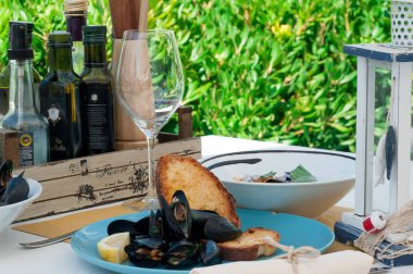 İtalyan mutfağı siyah midye plaka yakın çekim çıtır ekmek ile