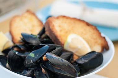 İtalyan mutfağı siyah midye plaka yakın çekim çıtır ekmek ile