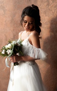 Bir Noel buket çiçek closeup ile beyaz bir gelinlik gelin