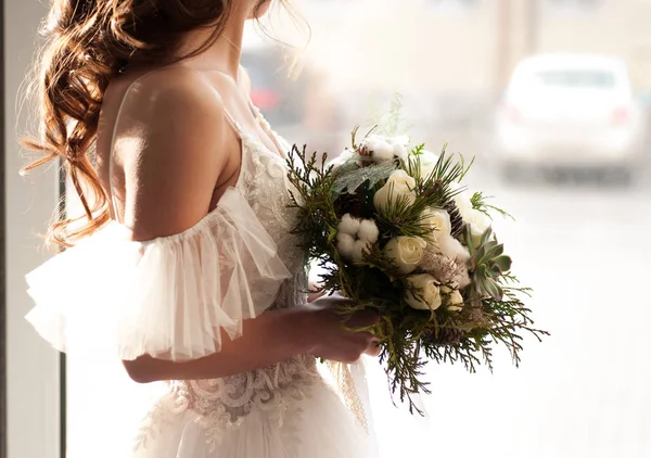 Mariée Aux Cheveux Foncés Dans Une Robe Mariée Blanche Avec — Photo