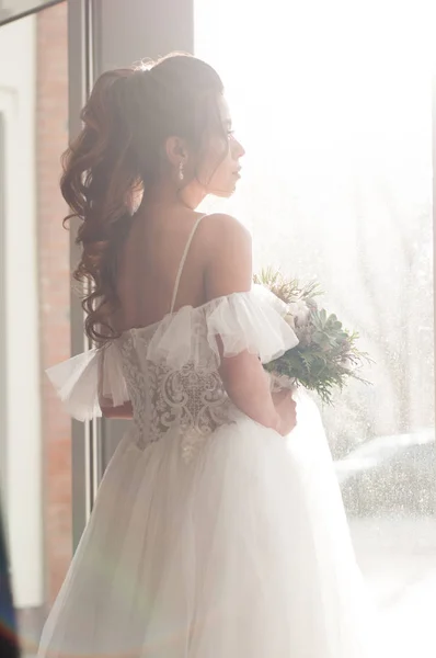 Невеста Темными Волосами Белом Свадебном Платье Букетом Цветов — стоковое фото