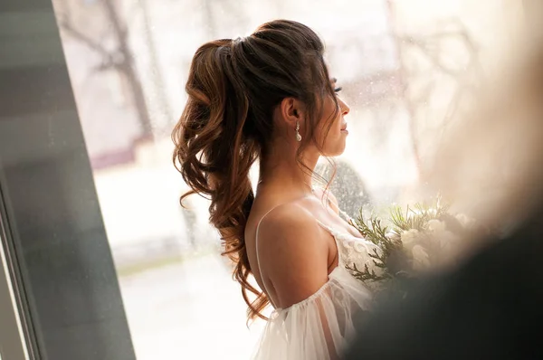 Невеста Темными Волосами Белом Свадебном Платье Букетом Цветов — стоковое фото