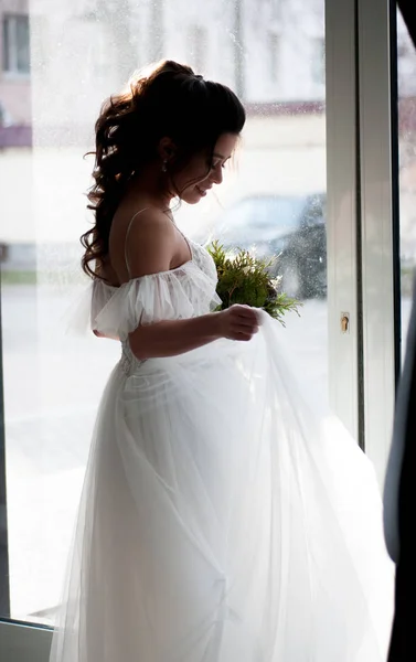 Mariée Dans Une Robe Mariée Blanche Avec Bouquet Noël Fleurs — Photo
