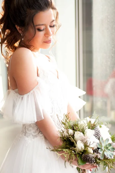Mariée Dans Une Robe Mariée Blanche Avec Bouquet Noël Fleurs — Photo
