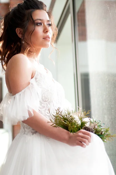 Mariée Dans Une Robe Mariée Blanche Avec Bouquet Noël Fleurs — Photo