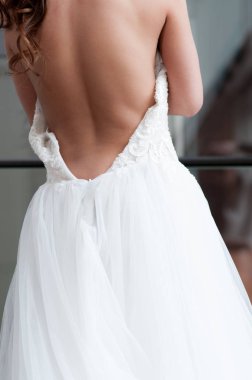 beyaz elbise ve düğün hazırlıkları siyah saçlı gelin