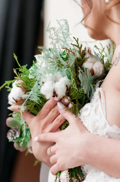 Mariée Robe Blanche Préparations Cheveux Foncés Pour Mariage — Photo