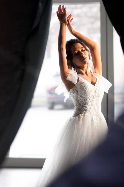 Novia Vestido Blanco Los Preparativos Pelo Oscuro Para Boda — Foto de Stock