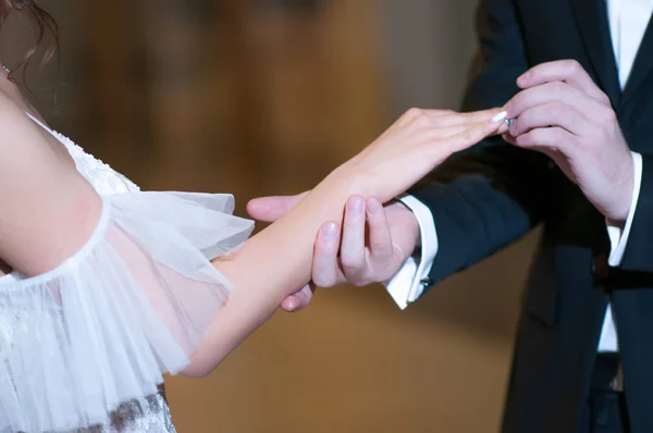 Ruce Nevěsty Ženicha Snubními Prsteny — Stock fotografie