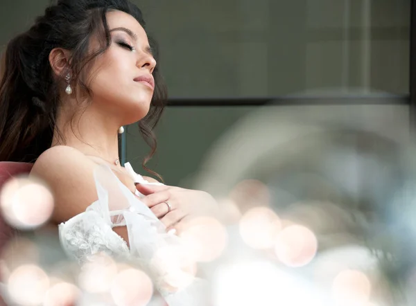 Novia Vestido Blanco Los Preparativos Pelo Oscuro Para Boda — Foto de Stock