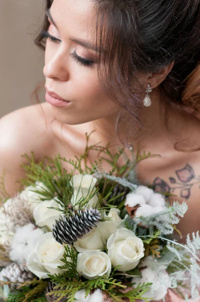 Mariée Robe Blanche Préparations Cheveux Foncés Pour Mariage — Photo