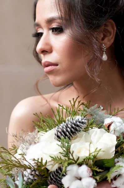 Mariée Robe Blanche Préparations Cheveux Foncés Pour Mariage — Photo